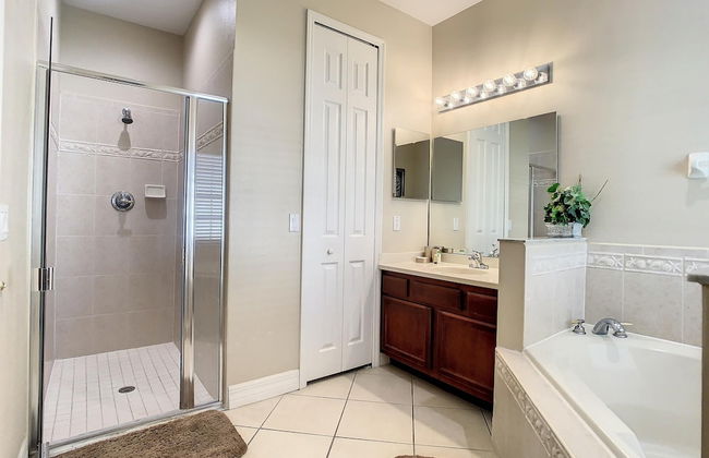 Fantastic 7 Bed 6 Bath in Prestigious Gated Comm - Foto 42