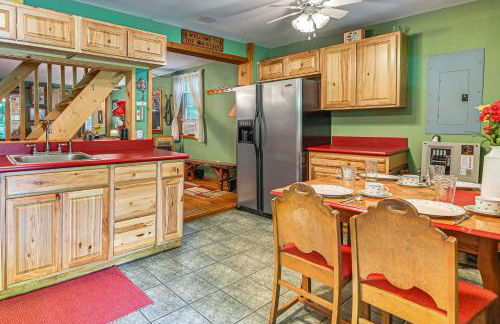 Less Than 8 Mi to Gore Mountain! Family Cottage with Porch - Foto 5