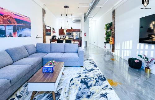 The Stallion #103 - Walk to Attractions - Modern 2BD Loft in Downtown with Patio - Foto 2