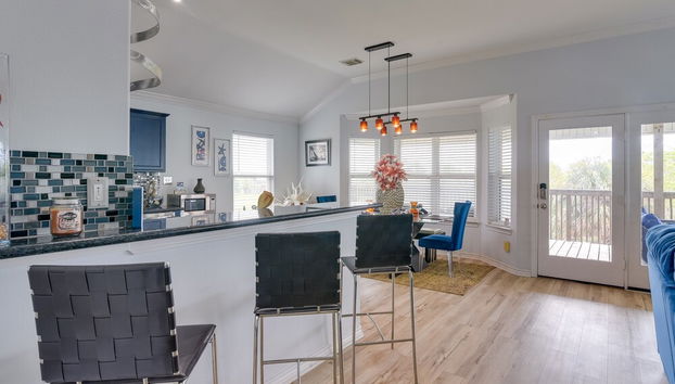 Galveston Escape w/ Entertainment Patio & Deck - Photo 3, Intérieur