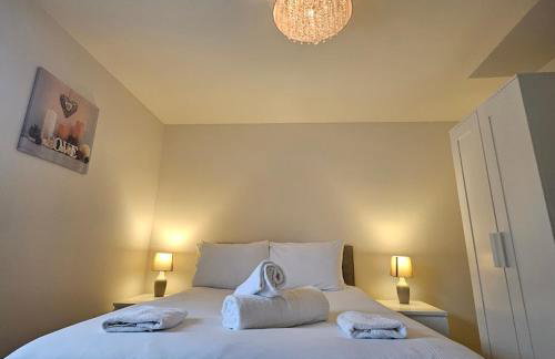 Modern Comfy 3 Bed Home - Free 2 space driveway - Free road parking - Free Netflix - Foto 1