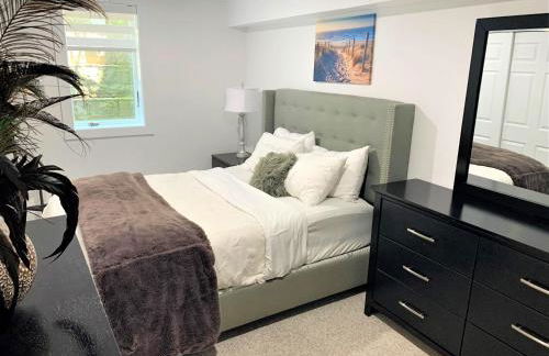 The J Luxury Villa - Southampton Poolside Retreat with Sauna - Foto 80