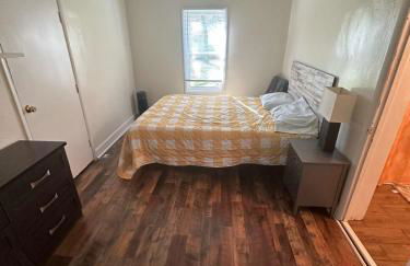 Charming 3-Bed, 1,5 Bath Home - Entire Space Just for You! - Photo 8