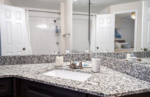 Upscale City Apartment with Pool , Fitness Center - Foto 15