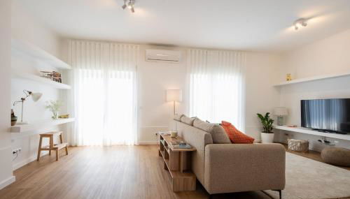 Bright & Spacious Villa by Beach - Photo 3