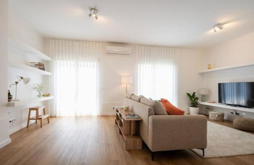 Bright & Spacious Villa by Beach - Photo 3