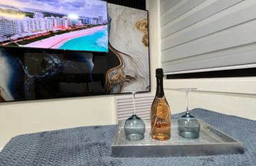 AMIRI Hollywood 5 mins from Hard Rock Stadium & The Guitar - Foto 6