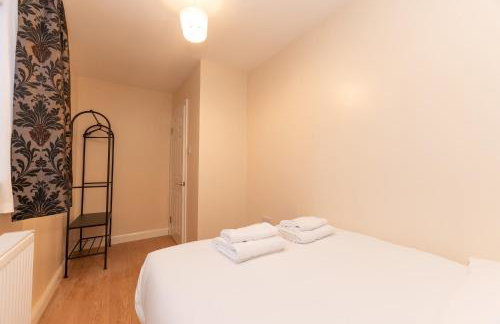 Spacious 4BR Home Walk to Station Parking - Pass the Keys - Foto 27