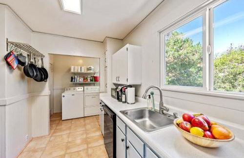 Refined and Roomy 1BD House with Laundry - Foto 30