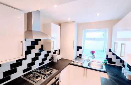 Crystal House Flat 3 - free private parking - metro - Foto 32