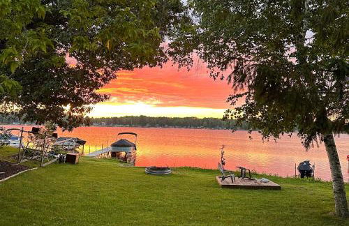 Deck and Scenic Views Lakefront Cottage in Hale! - Foto 34