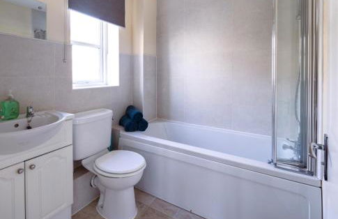 Guildford Townhouse with Parking - Foto 16