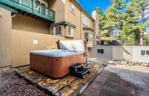 Luxury Retreat with Hot Tub Fire Pit & Forest Views - Foto 7