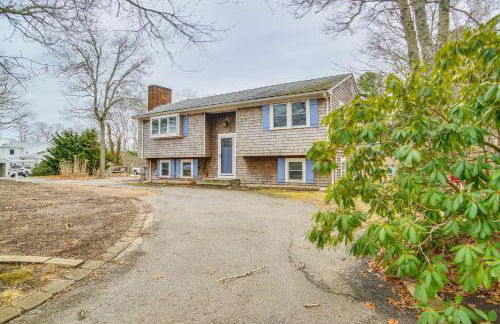 Backyard Chilling Cape Cod Home Steps to Beach - Foto 25