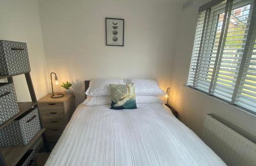 Bay - Brambles Chine, Colwell Bay - 5 star WiFi - Short walk to The Hut and beach - 1 night stays available - Ferry offers - Photo 8