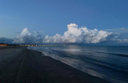 Stylish well-connected beachfront flat - Foto 62