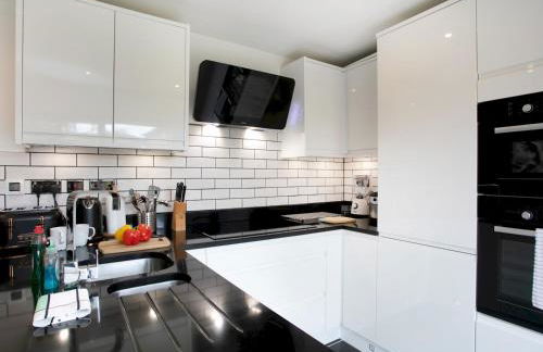 Charming Home - Free Parking - Private Garden - Pass the Keys - Foto 18