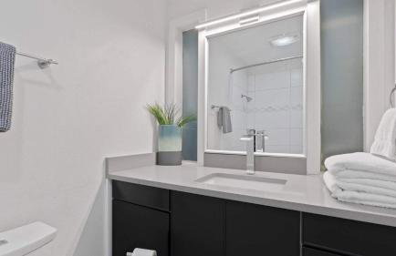 Luxurious Modern Retreat with Private Pool & Patio - Foto 34