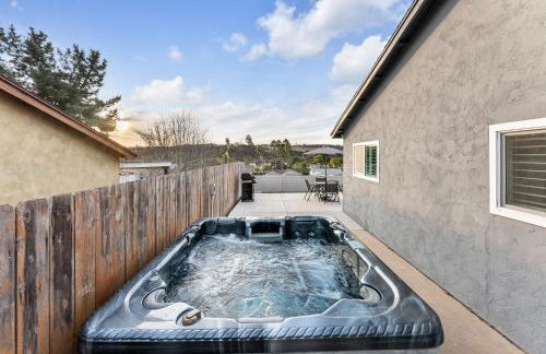 Hilltop Home Hot Tub BBQ Game Room Self Check-In - Foto 15