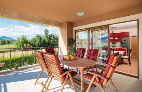 5-Bed Villa with Pool, Jacuzzi & Padel Court - Foto 21