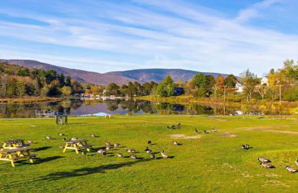 Mins to Hunter Mountain • Sleeps 36 • Pool Spa Games Bar Cozy Peaks Lodge by AvantStay - Foto 72