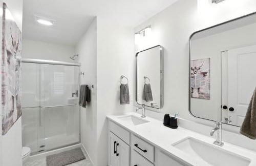 Modern Townhome Retreat in Prime Location townhouse - Photo 5