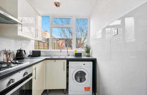 Cosy 3 Bedroom with Free Parking, Garden and Smart TV with Netflix by Yoko Property - Foto 18