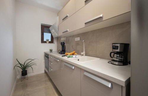 Villa Adriatic, App Rebecca with heated swimming pool, sew view, childrens playground, free parking - Photo 17