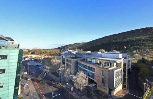 Edinburgh Central 2-bedroom Apartment with Free Parking and Stunning Views - Photo 39
