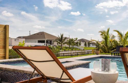 Luxurious Waterfront Home with Heated Pool and Jacuzzi - Foto 41