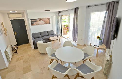 On Beach Deluxe Apartment with Pools and own Garden - Foto 8