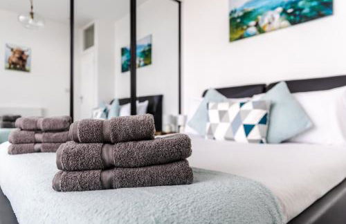 Beach Haven, Steps to Sand, Trails & Shops, Highly Rated 2-Bedroom House Minutes from Mumbles Beach with a Patio - Photo 11