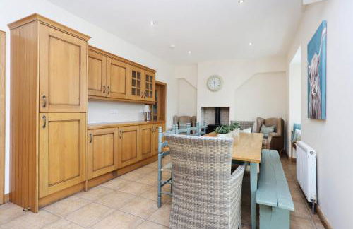 JOIVY Greenknowes Estate with Hot Tub and Bar - Farmhouse and Lodge - Photo 62