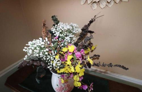 3-Bedroom Retreat with Private Yard - Photo 7