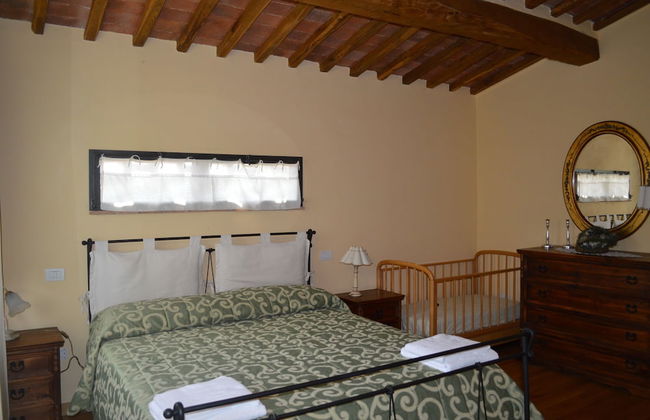 Cottage With Private Swimming Pool - Photo 2