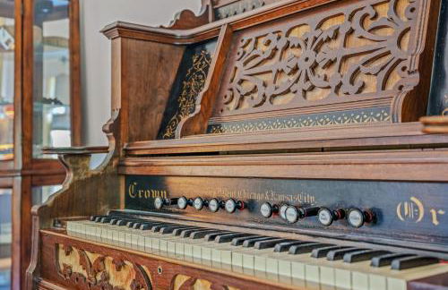 The Manor - Historic Mansion, Wifi, Covered Porch, Screen Porch, King Bed, Walk to Spas, Shops & Restaurants - Foto 73