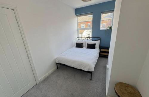 Levenshulme House - 2 Bedroom - Sleeps 6 - Free Parking & WiFi - Foto 10