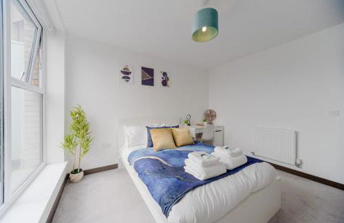 Step Free 2 Bed 2 bath Oasis FlatIClose to David Lloyd Gym with Fully Equipped Kitchen& Parking in DartfordIMins from station and 45 mins into Central London - Photo 8