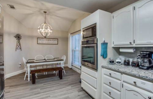 Family-Friendly Fun, Pool, Game Room, DFW Airport - Photo 7