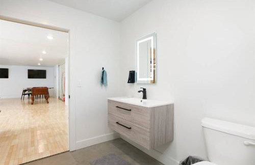 38-Acres of Luxury: 9BR, Indoor Pool, Gym, Near ND - Foto 35