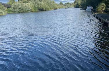Riverside Cottage with balcony and fishing jetty - Foto 32