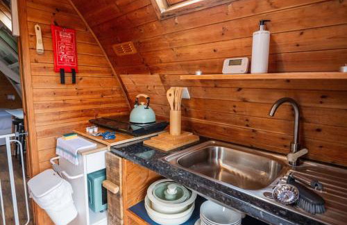 Robin Nest - Cosy Shepherd's Hut Hideaway - Photo 5