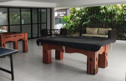 Confortável apartamento com 2 quartos, sendo um suíte, varanda, ampla sala, cozinha área de serviço e banheiro social - Foto 17