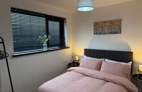 Stylish & Cosy Home in Bridgend with free parking - Photo 21