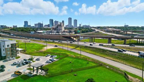 99 Modern 2B2B Near Stockyards, Resort Pool & Gym, 7M to Dickies Stadium, 15M to AT&T stadium - Foto 4