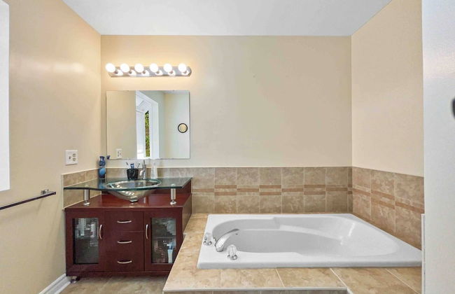 Spacious Family Home Close To Downtown With King Bed Num1 - Photo 15