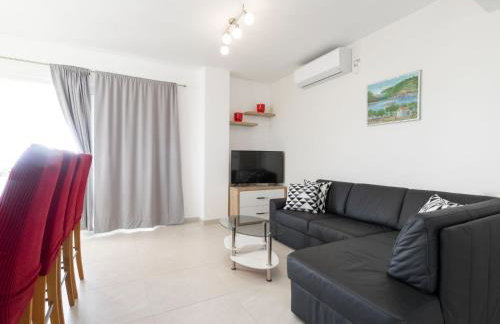 Modern Villa with Pool - Photo 4