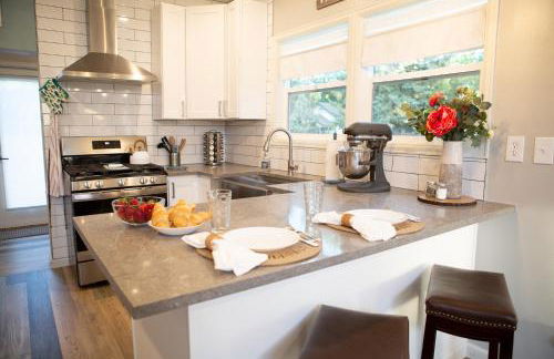 Cozy Bungalow Hot Tub & Fire Pit, Walk Downtown - Foto 6