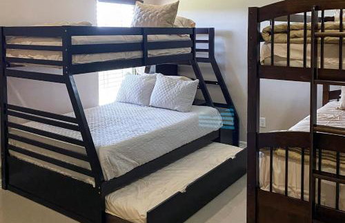 Pool, Patio and Yard Chic South Texas Home - Foto 26