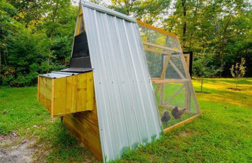 Rustic Cabin Retreat - Cozy Stove & Fresh Eggs - Foto 37